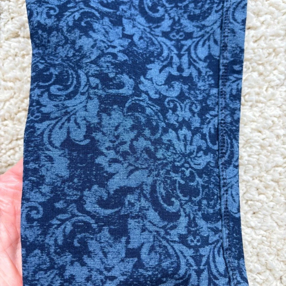 Chicos Zenergy Blue Damask Floral Leggings Womens Size 2‎ US 12/14 Stretch Crop